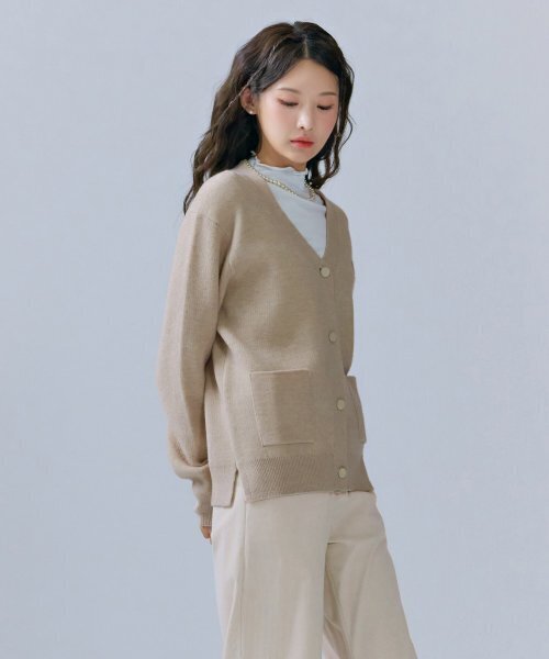 CHASECULT(チェイスカルト)の「女性 ベーシックフィット 三角ポイント カーディガン-CFRG4372C05(カーディガン/ボレロ・レディース・オートミール・85/90)」の3枚目の写真