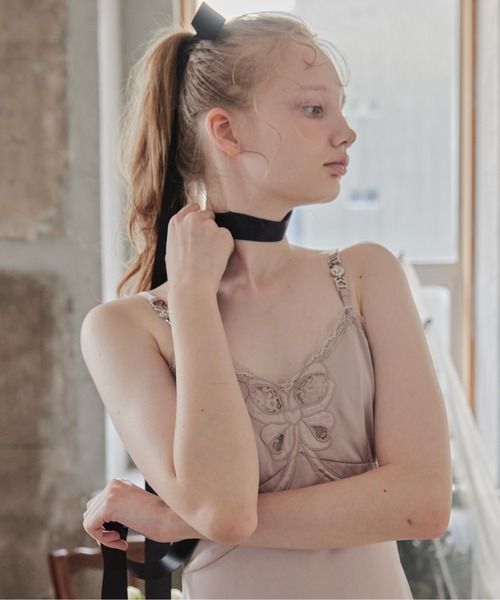 etre loin(エトルワン)の「Ribbon embroidered satin cami dress(ドレス・レディース・アイボリー/ピンクベージュ/モカ・M)」の3枚目の写真