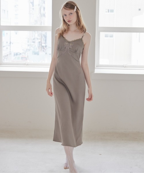 etre loin(エトルワン)の「Ribbon embroidered satin cami dress(ドレス・レディース・アイボリー/ピンクベージュ/モカ・M)」の2枚目の写真