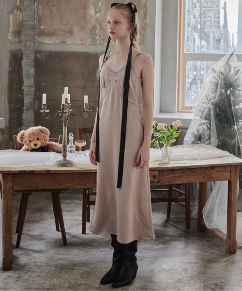 etre loin(エトルワン)の「Ribbon embroidered satin cami dress(ドレス・レディース・アイボリー/ピンクベージュ/モカ・M)」の17枚目の写真