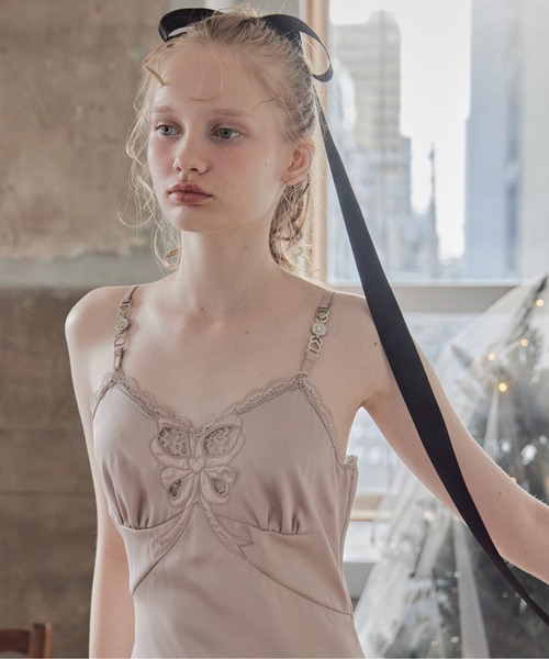 etre loin(エトルワン)の「Ribbon embroidered satin cami dress(ドレス・レディース・アイボリー/ピンクベージュ/モカ・M)」の15枚目の写真