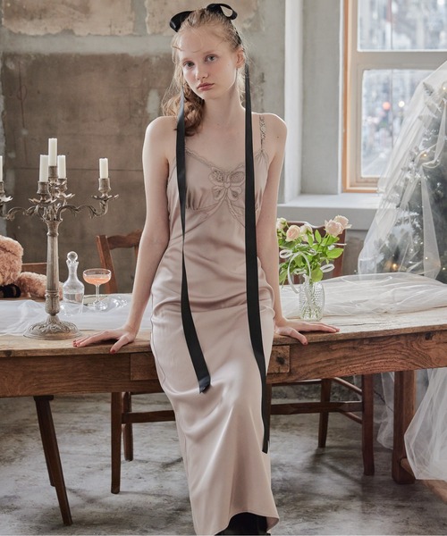 etre loin(エトルワン)の「Ribbon embroidered satin cami dress(ドレス・レディース・アイボリー/ピンクベージュ/モカ・M)」の5枚目の写真