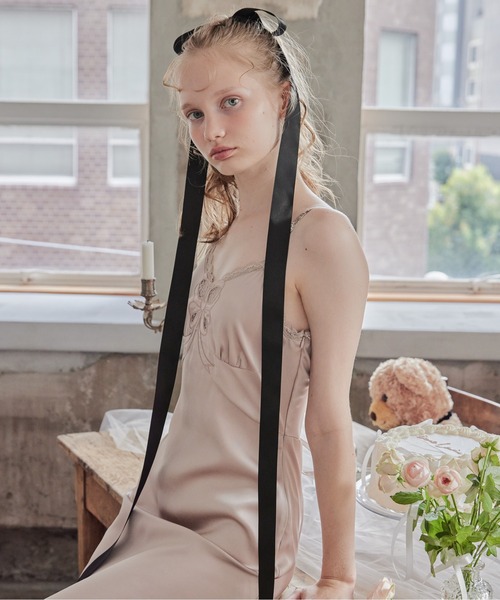 etre loin(エトルワン)の「Ribbon embroidered satin cami dress(ドレス・レディース・アイボリー/ピンクベージュ/モカ・M)」の9枚目の写真