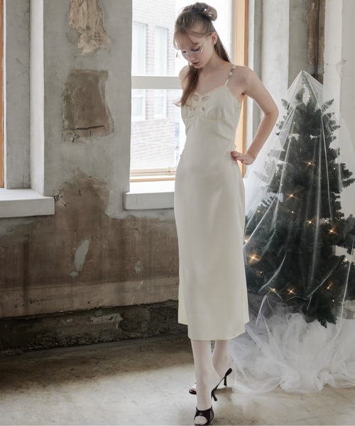 etre loin(エトルワン)の「Ribbon embroidered satin cami dress(ドレス・レディース・アイボリー/ピンクベージュ/モカ・M)」の20枚目の写真