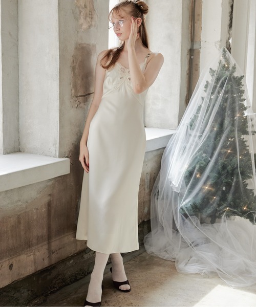 etre loin(エトルワン)の「Ribbon embroidered satin cami dress(ドレス・レディース・アイボリー/ピンクベージュ/モカ・M)」の22枚目の写真