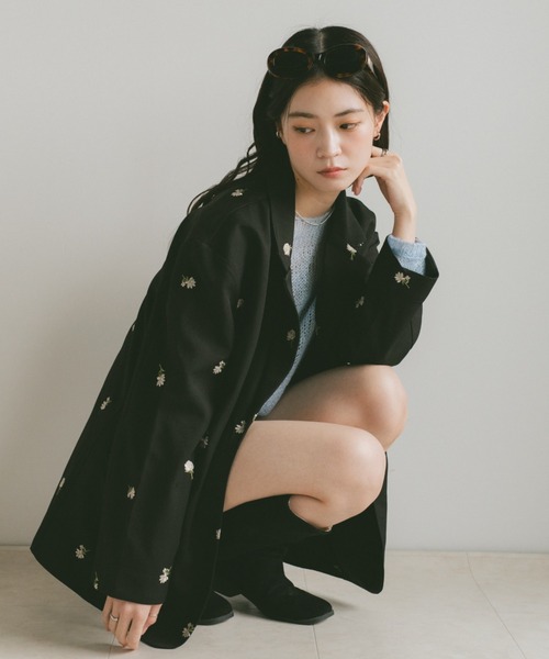 VANNIE U（ヴァニーユー）の「フラワー刺繍テーラードジャケット（テーラードジャケット・レディース・ブラック/グレイッシュベージュ・FREE）」の2枚目の写真