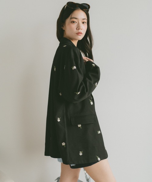 VANNIE U（ヴァニーユー）の「フラワー刺繍テーラードジャケット（テーラードジャケット・レディース・ブラック/グレイッシュベージュ・FREE）」の7枚目の写真