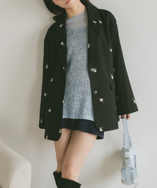 VANNIE U（ヴァニーユー）の「フラワー刺繍テーラードジャケット（テーラードジャケット・レディース・ブラック/グレイッシュベージュ・FREE）」の3枚目の写真