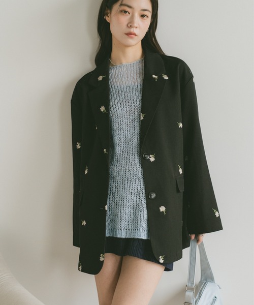 VANNIE U（ヴァニーユー）の「フラワー刺繍テーラードジャケット（テーラードジャケット・レディース・ブラック/グレイッシュベージュ・FREE）」の4枚目の写真