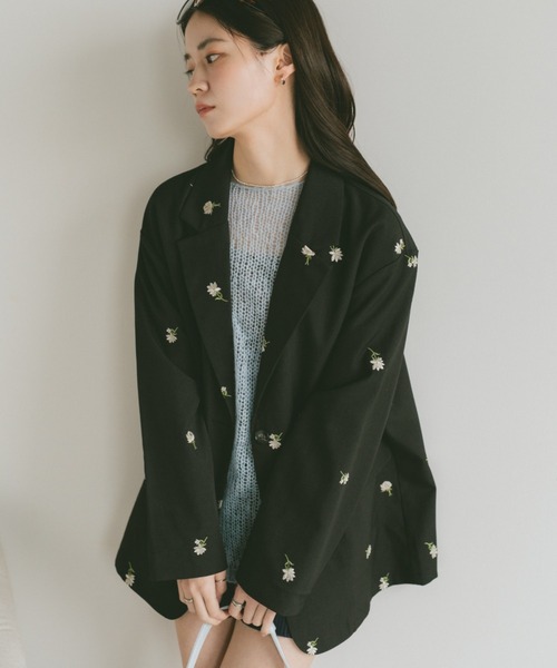 VANNIE U（ヴァニーユー）の「フラワー刺繍テーラードジャケット（テーラードジャケット・レディース・ブラック/グレイッシュベージュ・FREE）」の5枚目の写真