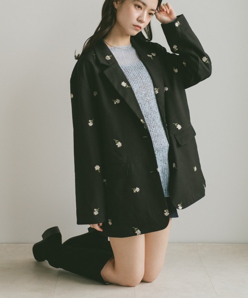 VANNIE U（ヴァニーユー）の「フラワー刺繍テーラードジャケット（テーラードジャケット・レディース・ブラック/グレイッシュベージュ・FREE）」の6枚目の写真