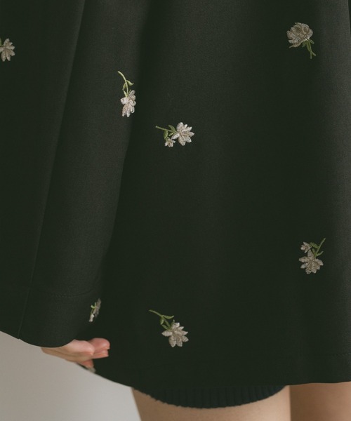 VANNIE U（ヴァニーユー）の「フラワー刺繍テーラードジャケット（テーラードジャケット・レディース・ブラック/グレイッシュベージュ・FREE）」の9枚目の写真