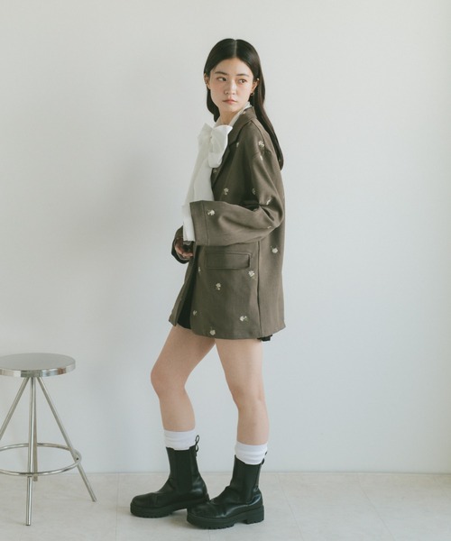 VANNIE U（ヴァニーユー）の「フラワー刺繍テーラードジャケット（テーラードジャケット・レディース・ブラック/グレイッシュベージュ・FREE）」の22枚目の写真