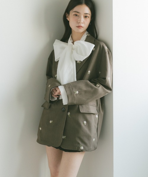 VANNIE U（ヴァニーユー）の「フラワー刺繍テーラードジャケット（テーラードジャケット・レディース・ブラック/グレイッシュベージュ・FREE）」の13枚目の写真