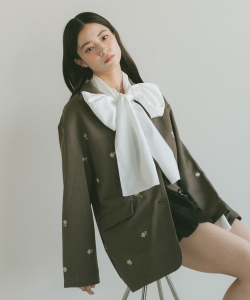 VANNIE U（ヴァニーユー）の「フラワー刺繍テーラードジャケット（テーラードジャケット・レディース・ブラック/グレイッシュベージュ・FREE）」の15枚目の写真