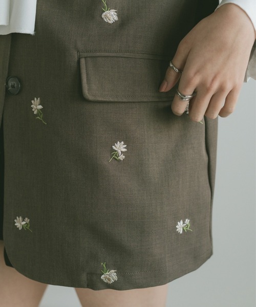 VANNIE U（ヴァニーユー）の「フラワー刺繍テーラードジャケット（テーラードジャケット・レディース・ブラック/グレイッシュベージュ・FREE）」の18枚目の写真