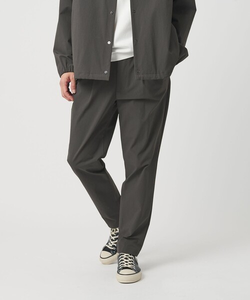 BEAUTY&YOUTH UNITED ARROWS（ビューティーアンドユースユナイテッドアローズ）の「360°MASTER 1プリーツ テーパード イージーパンツ NO.5 セットアップ対応 撥水 ストレッチ ウォッシャブル（その他パンツ・メンズ・ダークグレー/ベージュ/ブラック・S/M/L/XL）」の2枚目の写真