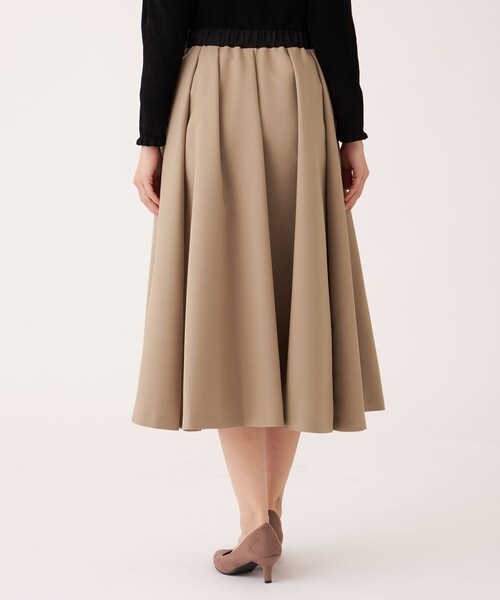 TO BE CHIC(トゥー ビー シック)の「ランダムタック ツイルスカート(スカート・レディース・ベージュ/ブラック/グリーン・40/42)」の9枚目の写真