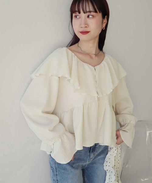 earth music&ecology（アースミュージックアンドエコロジー）の「【2026SS/先行予約】ラッフルカラーカットブラウス（シャツ/ブラウス・レディース・アイボリー/サックスブルー/ブラック/ブラウン系その他4・FREE）」の2枚目の写真