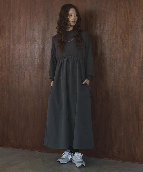URBAN RESEARCH Sonny Label（アーバンリサーチサニーレーベル）の「モックネックドッキングニットワンピース（ワンピース・レディース・ブラウン/チャコールグレー/ブラック・FREE）」の2枚目の写真