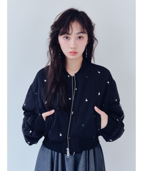 FURFUR（ファーファー）の「【WEB・一部店舗限定カラー】フラワー刺繍MA-1（ブルゾン・レディース・アイボリー/ブラック/カーキ/ピンク・F）」の3枚目の写真