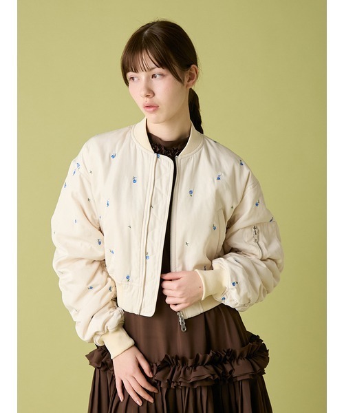 FURFUR（ファーファー）の「【WEB・一部店舗限定カラー】フラワー刺繍MA-1（ブルゾン・レディース・アイボリー/ブラック/カーキ/ピンク・F）」の10枚目の写真