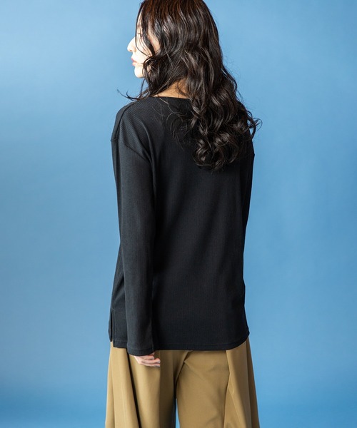 OSMOSIS(オズモーシス)の「アシンメトリーテレコ長袖Tシャツ(Tシャツ/カットソー・レディース・チャコール/ネイビー/ブラック/アイボリー・ONE SIZE)」の5枚目の写真
