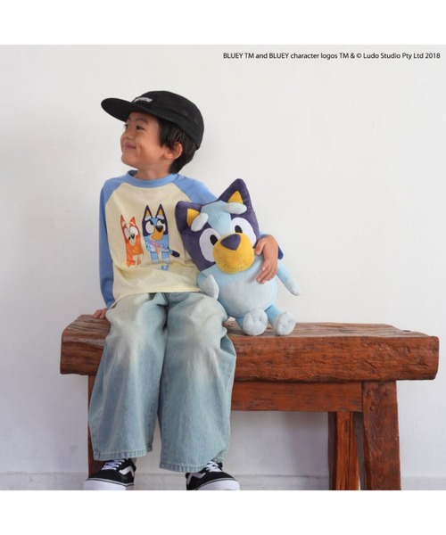 Fluffy BROTHERS(フラッフィーブラザーズ)の「【ブルーイ】ラグランプリントロンT(Tシャツ/カットソー・キッズ・ブルー/オレンジ・110/100)」の1枚目の写真