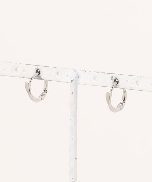 NO WAY（ノーウェイ）の「/ツイスト フープピアス / シルバー・ゴールド 2カラー展開 ユニセックス 両耳用（DAY）（ピアス（両耳用）・レディース・シルバー/ゴールド・FREE）」の8枚目の写真