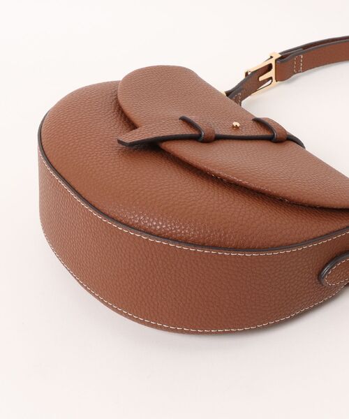 CHARLES & KEITH（チャールズ & キース）の「Beryl ベリル ベルトサドルバッグ（ショルダーバッグ・レディース・クリーム/ブラック/チョコ・S）」の10枚目の写真