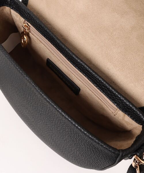 CHARLES & KEITH（チャールズ & キース）の「Beryl ベリル ベルトサドルバッグ（ショルダーバッグ・レディース・クリーム/ブラック/チョコ・S）」の18枚目の写真