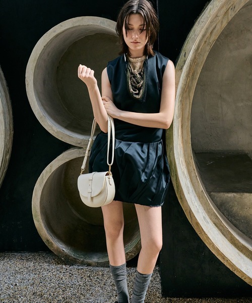 CHARLES & KEITH（チャールズ & キース）の「Beryl ベリル ベルトサドルバッグ（ショルダーバッグ・レディース・クリーム/ブラック/チョコ・S）」の3枚目の写真