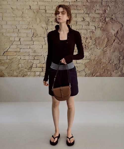 CHARLES & KEITH（チャールズ & キース）の「Beryl ベリル ベルトサドルバッグ（ショルダーバッグ・レディース・クリーム/ブラック/チョコ・S）」の4枚目の写真