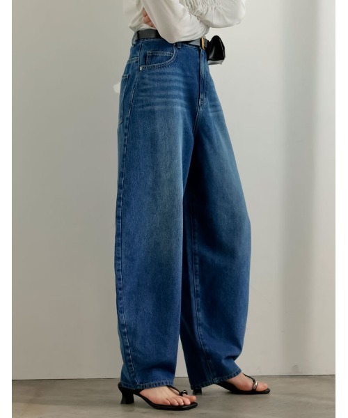 Re:EDIT（リエディ）の「[DENIM COLLECTION][低身長/高身長サイズ有]コットンブレンドバルーンワイドカーブデニムパンツ（デニムパンツ・レディース・ネイビー/ブルー/ブラック・SHORT/MEDIUM/TALL/LARGE）」の5枚目の写真