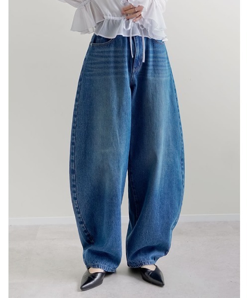 Re:EDIT（リエディ）の「[DENIM COLLECTION][低身長/高身長サイズ有]コットンブレンドバルーンワイドカーブデニムパンツ（デニムパンツ・レディース・ネイビー/ブルー/ブラック・SHORT/MEDIUM/TALL/LARGE）」の6枚目の写真