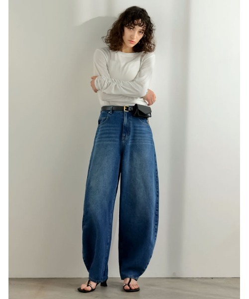 Re:EDIT（リエディ）の「[DENIM COLLECTION][低身長/高身長サイズ有]コットンブレンドバルーンワイドカーブデニムパンツ（デニムパンツ・レディース・ネイビー/ブルー/ブラック・SHORT/MEDIUM/TALL/LARGE）」の4枚目の写真
