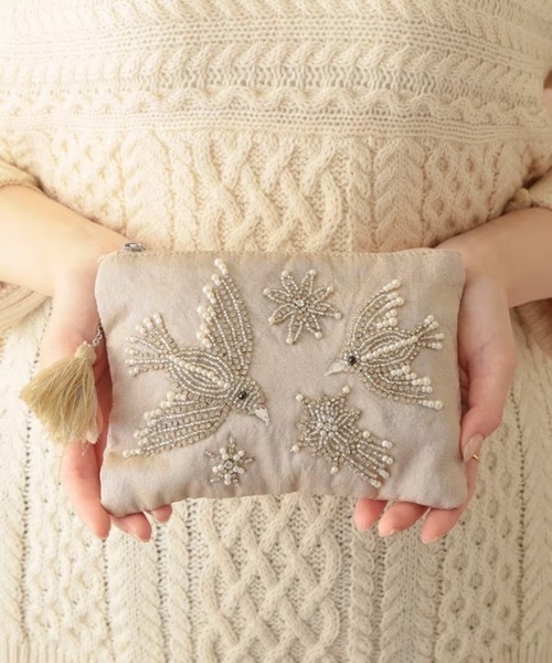 MILLION CARATS(ミリオンカラッツ)の「《COTTAGE》きらめく羽ばたきで日常にときめきを添える。大人のためのビーズ鳥刺繍ポーチ Lサイズ(ポーチ・レディース・オフホワイト/ベージュ・FREE)」の2枚目の写真