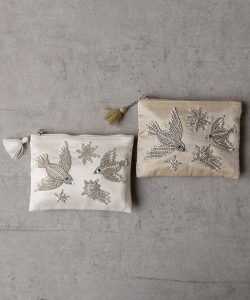 MILLION CARATS(ミリオンカラッツ)の「《COTTAGE》きらめく羽ばたきで日常にときめきを添える。大人のためのビーズ鳥刺繍ポーチ Lサイズ(ポーチ・レディース・オフホワイト/ベージュ・FREE)」の1枚目の写真