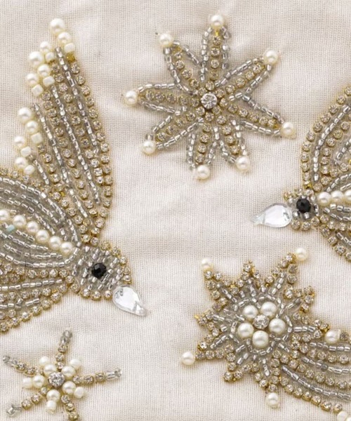 MILLION CARATS(ミリオンカラッツ)の「《COTTAGE》きらめく羽ばたきで日常にときめきを添える。大人のためのビーズ鳥刺繍ポーチ Lサイズ(ポーチ・レディース・オフホワイト/ベージュ・FREE)」の19枚目の写真