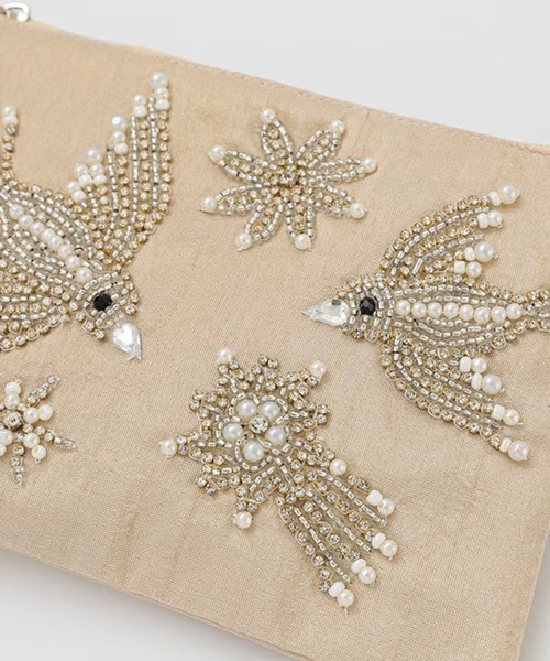 MILLION CARATS(ミリオンカラッツ)の「《COTTAGE》きらめく羽ばたきで日常にときめきを添える。大人のためのビーズ鳥刺繍ポーチ Lサイズ(ポーチ・レディース・オフホワイト/ベージュ・FREE)」の15枚目の写真