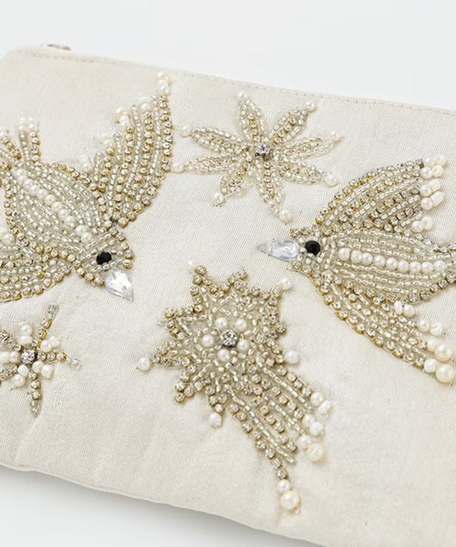 MILLION CARATS(ミリオンカラッツ)の「《COTTAGE》きらめく羽ばたきで日常にときめきを添える。大人のためのビーズ鳥刺繍ポーチ Lサイズ(ポーチ・レディース・オフホワイト/ベージュ・FREE)」の11枚目の写真