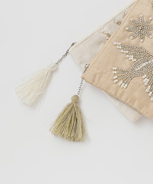 MILLION CARATS(ミリオンカラッツ)の「《COTTAGE》きらめく羽ばたきで日常にときめきを添える。大人のためのビーズ鳥刺繍ポーチ Lサイズ(ポーチ・レディース・オフホワイト/ベージュ・FREE)」の9枚目の写真