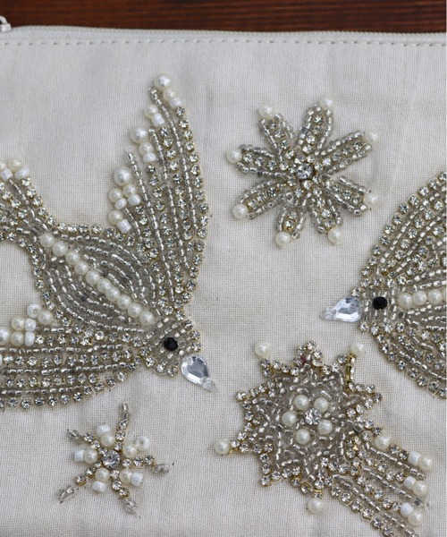 MILLION CARATS(ミリオンカラッツ)の「《COTTAGE》きらめく羽ばたきで日常にときめきを添える。大人のためのビーズ鳥刺繍ポーチ Lサイズ(ポーチ・レディース・オフホワイト/ベージュ・FREE)」の8枚目の写真