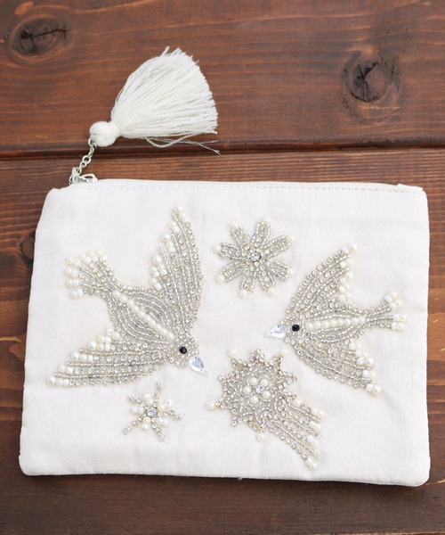 MILLION CARATS(ミリオンカラッツ)の「《COTTAGE》きらめく羽ばたきで日常にときめきを添える。大人のためのビーズ鳥刺繍ポーチ Lサイズ(ポーチ・レディース・オフホワイト/ベージュ・FREE)」の7枚目の写真