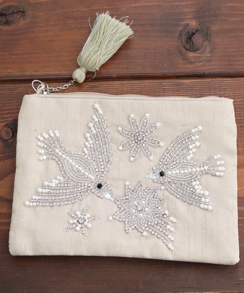 MILLION CARATS(ミリオンカラッツ)の「《COTTAGE》きらめく羽ばたきで日常にときめきを添える。大人のためのビーズ鳥刺繍ポーチ Lサイズ(ポーチ・レディース・オフホワイト/ベージュ・FREE)」の5枚目の写真