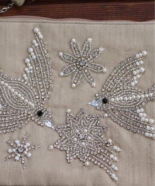 MILLION CARATS(ミリオンカラッツ)の「《COTTAGE》きらめく羽ばたきで日常にときめきを添える。大人のためのビーズ鳥刺繍ポーチ Lサイズ(ポーチ・レディース・オフホワイト/ベージュ・FREE)」の4枚目の写真