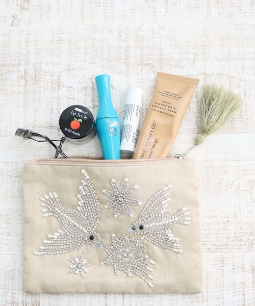 MILLION CARATS(ミリオンカラッツ)の「《COTTAGE》きらめく羽ばたきで日常にときめきを添える。大人のためのビーズ鳥刺繍ポーチ Lサイズ(ポーチ・レディース・オフホワイト/ベージュ・FREE)」の3枚目の写真