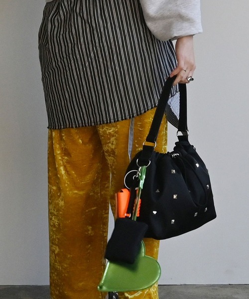 cheek(BAG)(チーク)の「heart pouch studs 2way shoulder / ショルダーバッグ(ショルダーバッグ・レディース・ブラック/グレー/パープル/カーキ・FREE)」の1枚目の写真