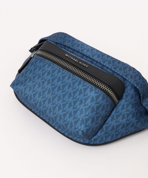 MICHAEL KORS(マイケルコース)の「BROOKLYN ロゴプリント ベルトバッグ(ボディバッグ/ウエストポーチ・メンズ・ブルー系・FREE)」の6枚目の写真