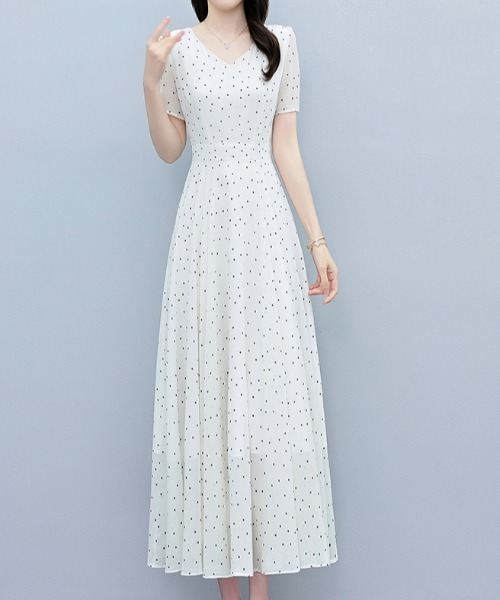 LUCPY(ラクピー)の「ミニドットフレアロングワンピース(ワンピース・レディース・ホワイト・MEDIUM/LARGE/X-LARGE/XX-LARGE)」の1枚目の写真